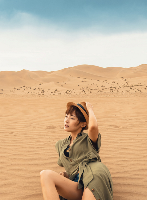 郑罗茜沙漠写真，军绿色风衣美腿吸睛，既酷又性感